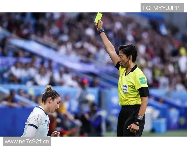 中国足球裁判首次执法欧战国际足联高度评价体现中国裁判水平提升